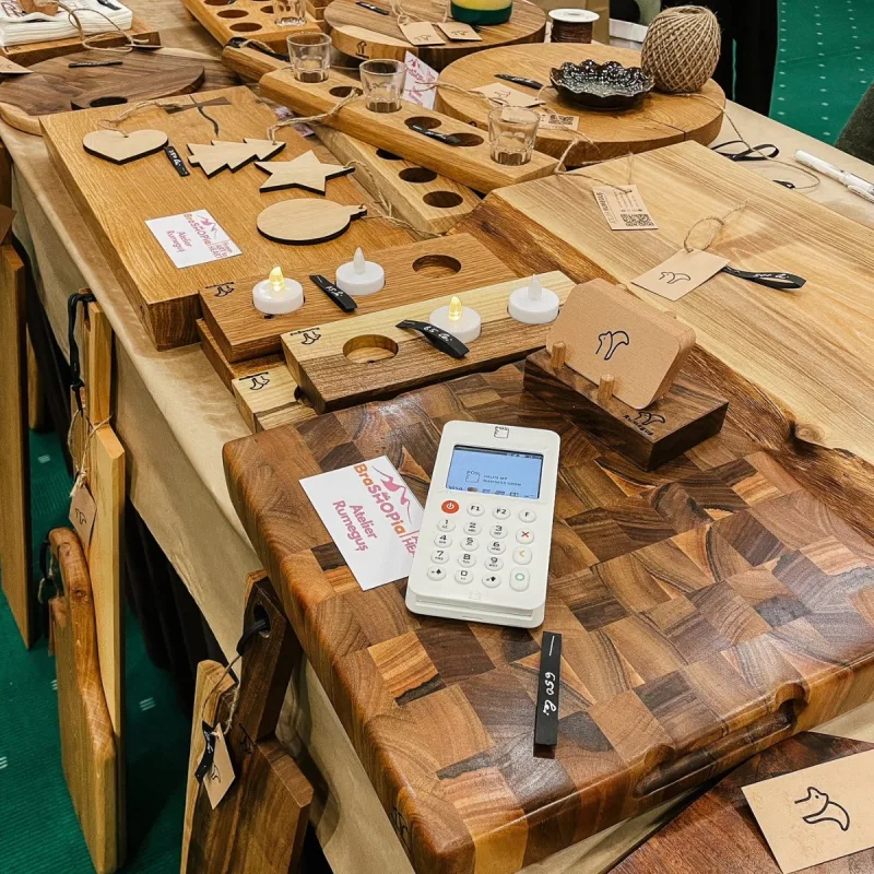 myPOS Go 2 pinapparaat op een kraam met houten snijplanken op een ambachtsmarkt