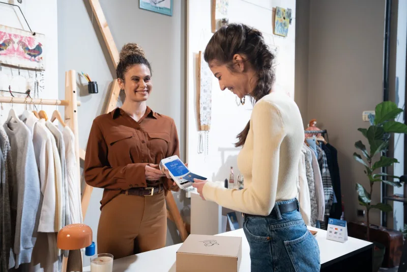 Verkoopster rekent af met een klant op een myPOS Ultra in een kledingwinkel