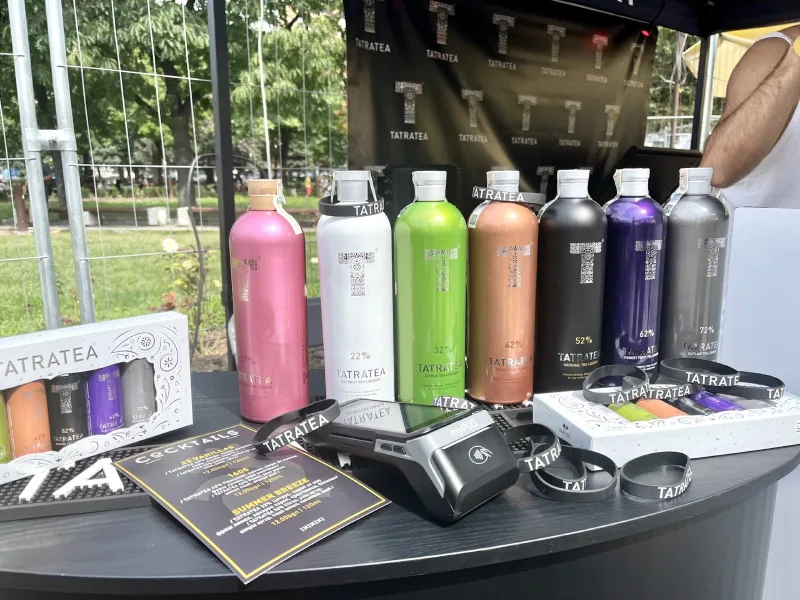 myPOS Carbon pinapparaat met bonprinter op een marktkraam met flessen